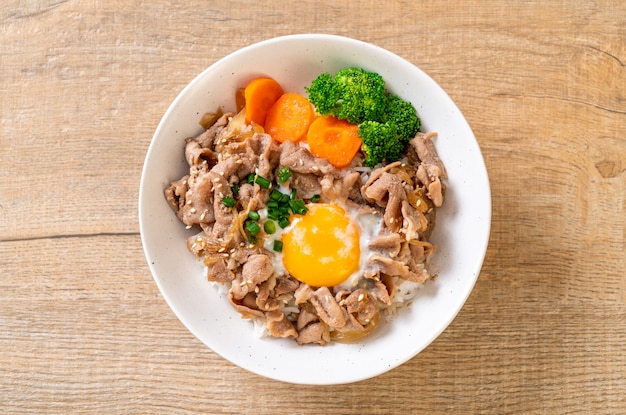 Donburi, tazón de arroz de cerdo con huevo onsen y vegetales