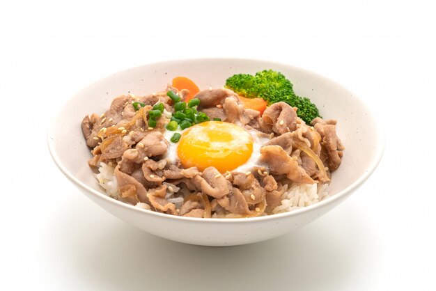 Donburi, tazón de arroz de cerdo con huevo onsen y vegetales
