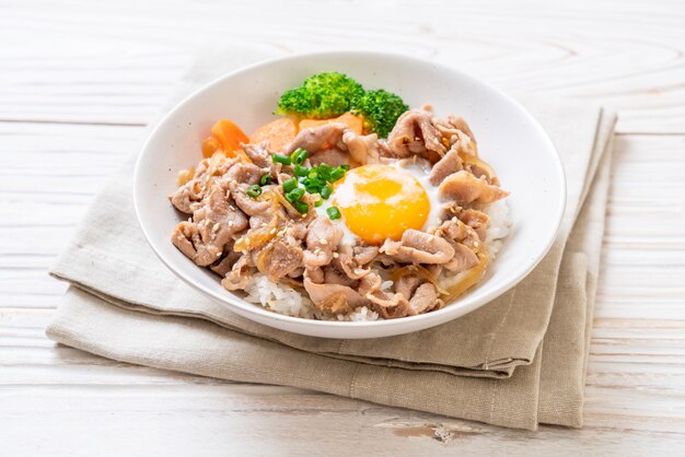 Donburi, tazón de arroz de cerdo con huevo onsen y vegetales