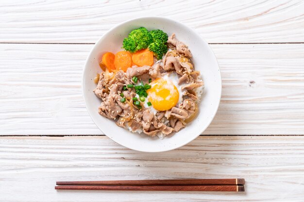 Donburi, tazón de arroz de cerdo con huevo onsen y vegetales