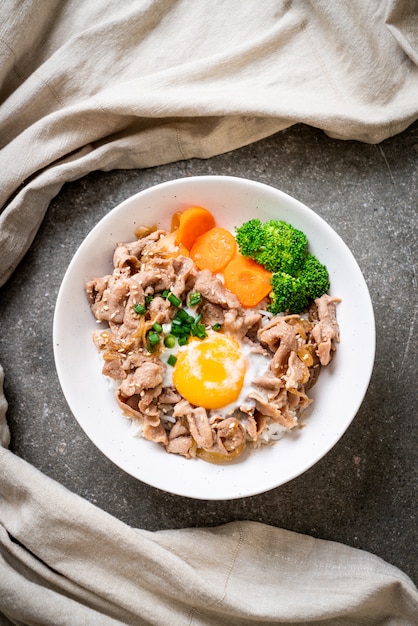 Donburi, tazón de arroz de cerdo con huevo onsen y vegetales