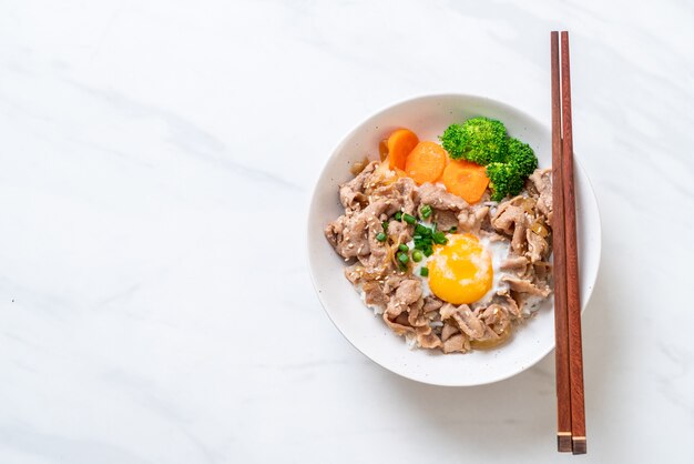 Donburi, tazón de arroz de cerdo con huevo onsen y vegetales