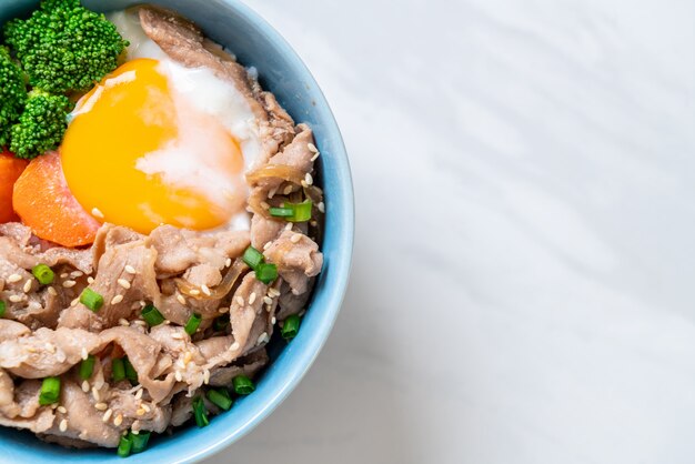 Donburi, tazón de arroz de cerdo con huevo onsen y vegetales