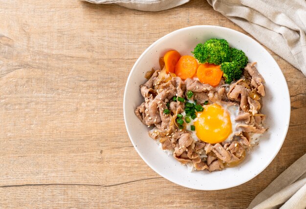 Donburi, tazón de arroz de cerdo con huevo onsen y vegetales