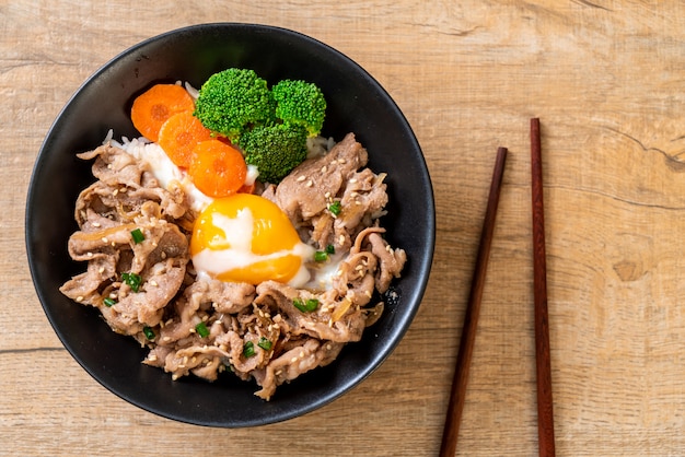 Donburi, tazón de arroz de cerdo con huevo onsen y vegetales