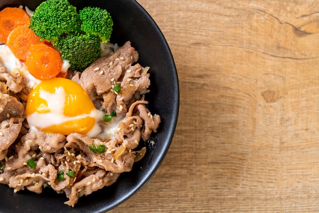 Donburi, tazón de arroz de cerdo con huevo onsen y vegetales