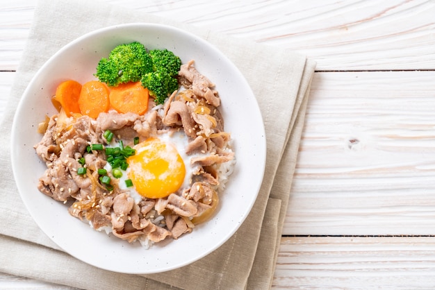 Donburi, tazón de arroz de cerdo con huevo onsen y vegetales