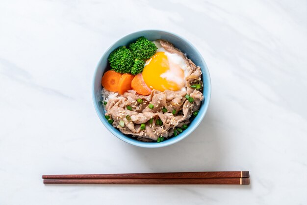 Donburi, tazón de arroz de cerdo con huevo onsen y vegetales