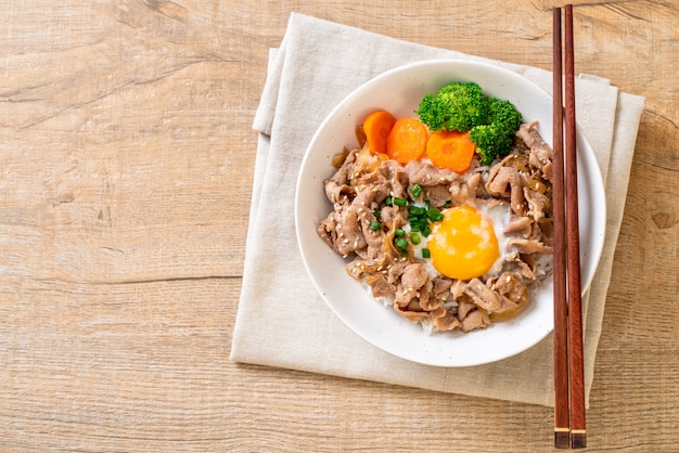 Donburi, tazón de arroz de cerdo con huevo onsen y vegetales