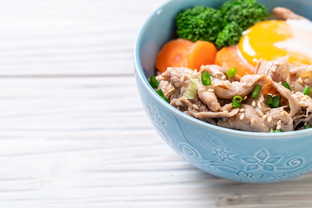 donburi, tazón de arroz de cerdo con huevo y verduras onsen