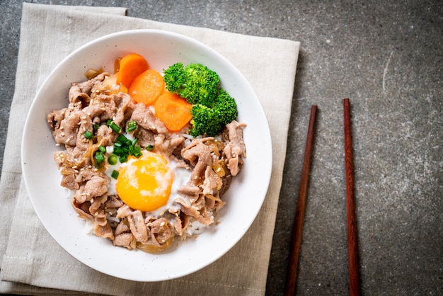 donburi, tazón de arroz de cerdo con huevo y verduras onsen