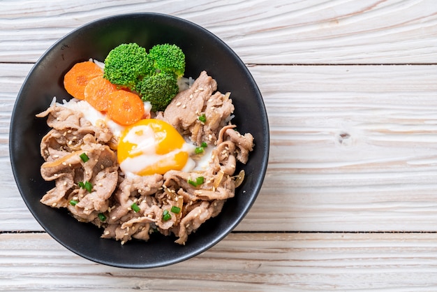 donburi, tazón de arroz de cerdo con huevo y verduras onsen