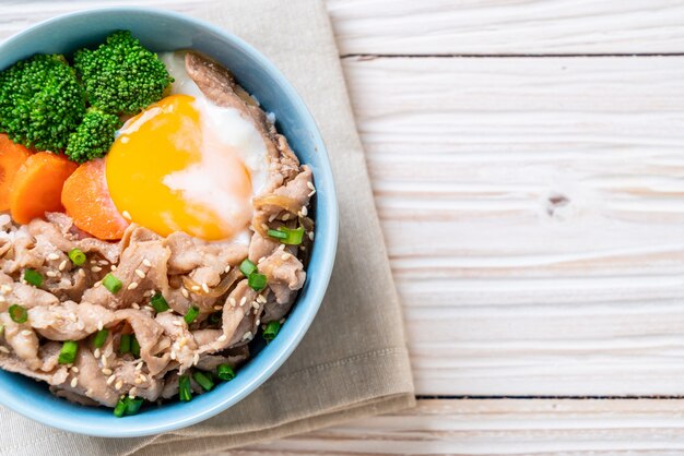 donburi, tigela de arroz de porco com onsen ovo e vegetal