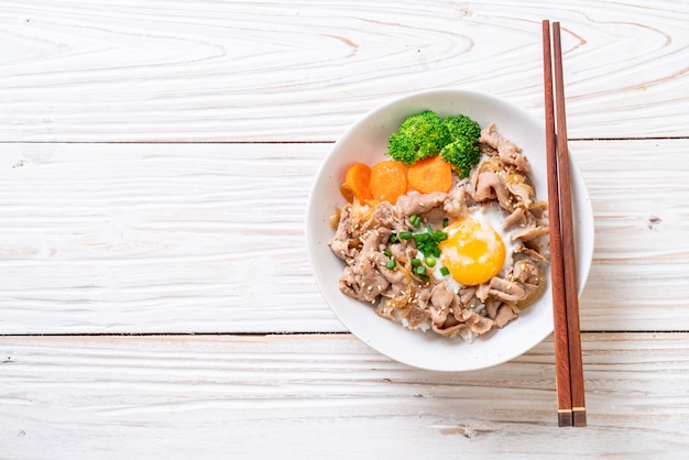 donburi, tigela de arroz de porco com onsen ovo e vegetal