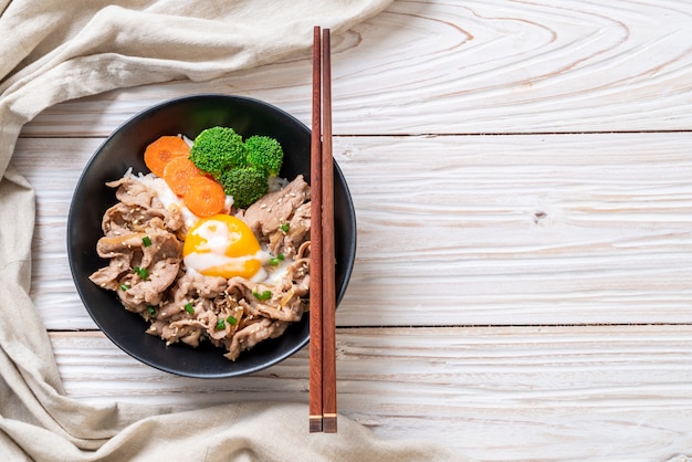 donburi, tigela de arroz de porco com onsen ovo e vegetal