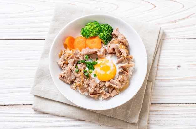 donburi, tigela de arroz de porco com onsen ovo e vegetal