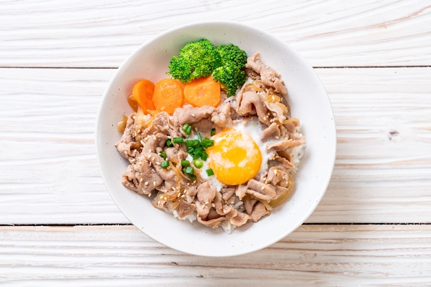 donburi, tigela de arroz de porco com onsen ovo e vegetal