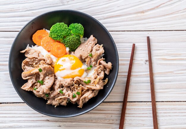 donburi, tigela de arroz de porco com onsen ovo e vegetal