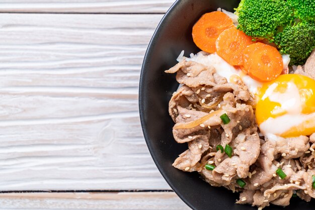 donburi, tigela de arroz de porco com onsen ovo e vegetal