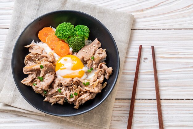 Donburi, tigela de arroz de porco com onsen ovo e vegetal