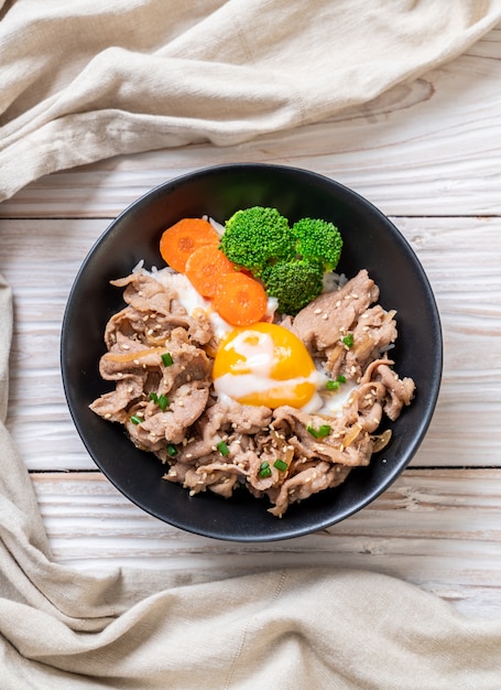 donburi, tigela de arroz de porco com onsen ovo e vegetal