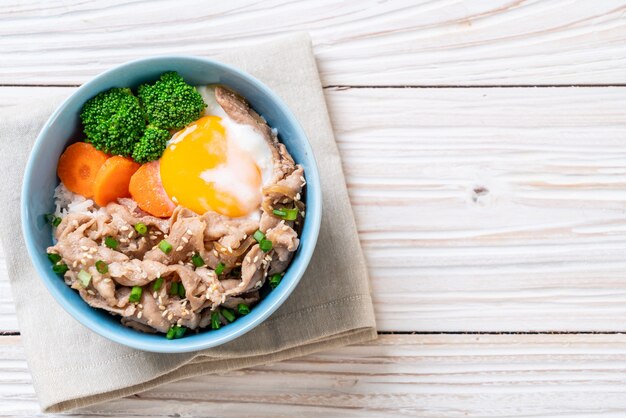 donburi, tigela de arroz de porco com onsen ovo e vegetal