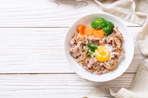 donburi, tigela de arroz de porco com onsen ovo e vegetal