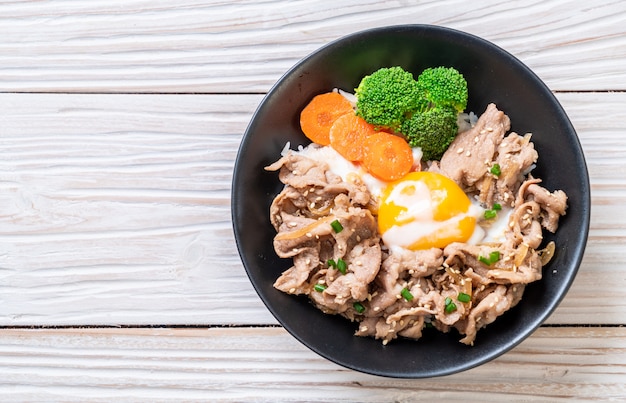 donburi, tigela de arroz de porco com onsen ovo e vegetal