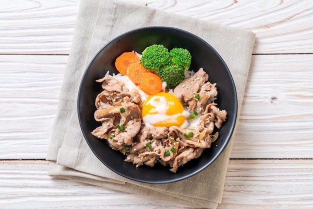 donburi, tigela de arroz de porco com onsen ovo e vegetal