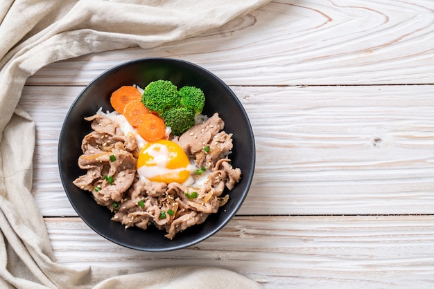 donburi, tigela de arroz de porco com onsen ovo e vegetal