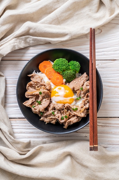 donburi, tigela de arroz de porco com onsen ovo e vegetal