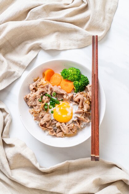 donburi, tigela de arroz de porco com onsen ovo e vegetal