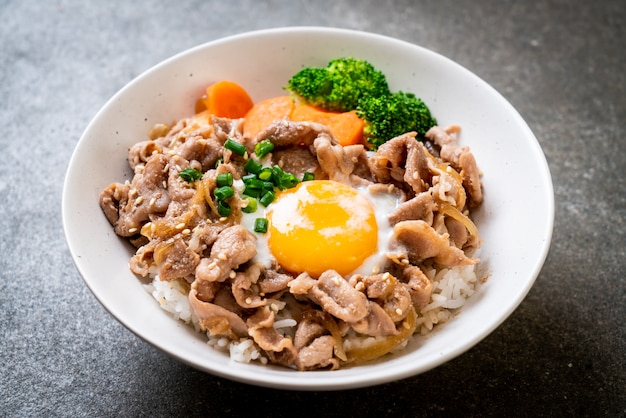 donburi, tigela de arroz de porco com ovo e vegetais onsen