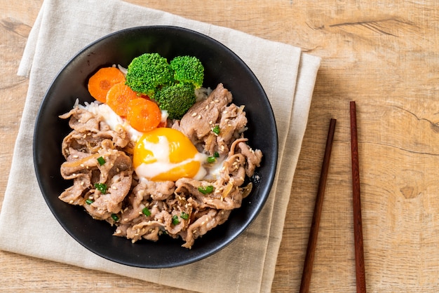 donburi, tigela de arroz de porco com ovo e vegetais onsen