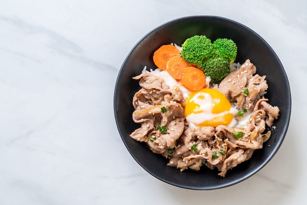 Donburi, tigela de arroz de porco com ovo e vegetais onsen