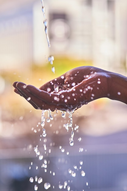 Donde hay agua hay vida Captura recortada de un hombre lavándose las manos con agua refrescante al aire libre