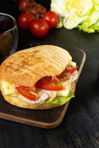 Doner kebab de carne de frango com legumes em pão pita