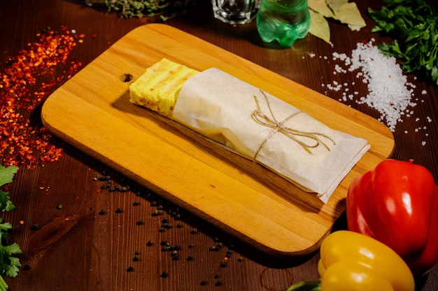 Doner Kebab Gyros Shawarma roll de carne en pan pitta Wrap sandwich sobre fondo de madera
