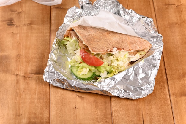 Doner kebab en papel de aluminio