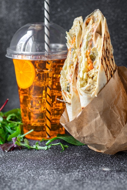 doner kebab sándwich de shawarma rollo o burrito carne verduras salsa taco