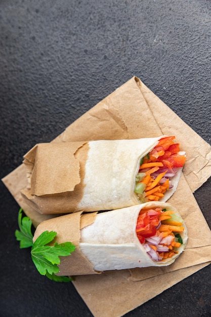 doner kebab vegetal shawarma burrito recheio vegetariano pita vegetariano prato de legumes em cima da mesa