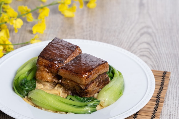 Dongpo Schweinefleisch mit grünem Gemüse, traditionelles Essen für das chinesische Neujahr