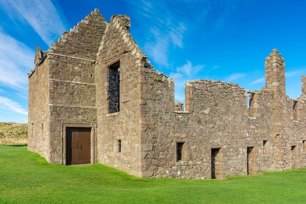 Donnottarr Castle in Schottland an der wunderschönen Landschaft der Nordseeküste