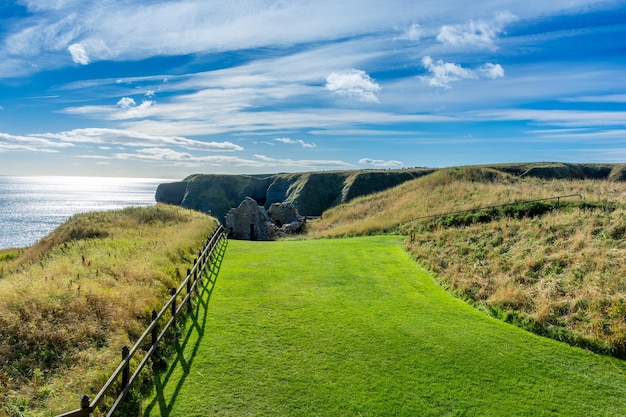 Donnottarr Castle, na Escócia, na bela paisagem da costa do Mar do Norte