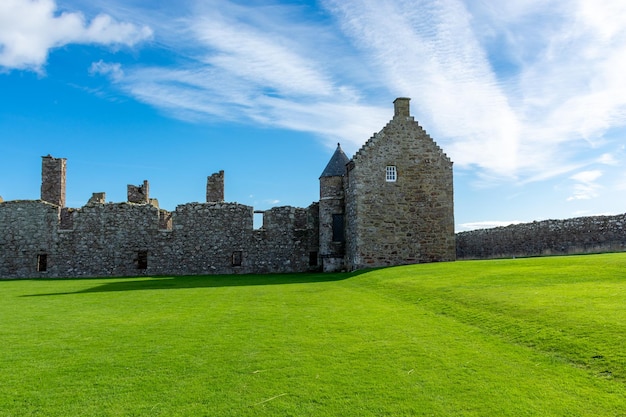 Donnottarr Castle, na Escócia, na bela paisagem da costa do Mar do Norte