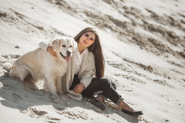 Dono de cão com hes animal de estimação ao ar livre