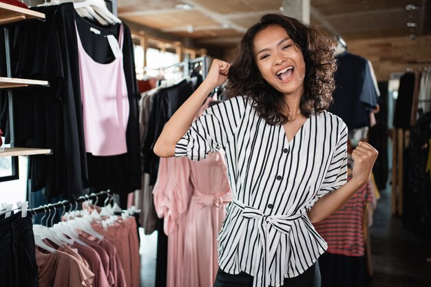 Dono de loja de moda animado em sua boutique