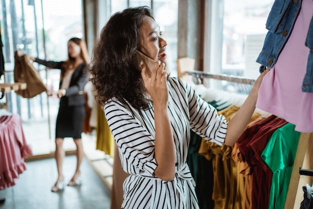 Foto dono de loja de moda asiática chamando