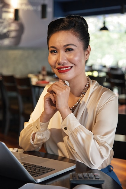 Dono de restaurante feminino elegante