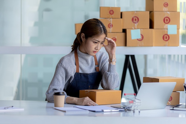 Donos de lojas online ficam estressados depois que vendas mais baixas levam a receitas mais baixas encontrar soluções para aumentar as vendas fazendo promoções planejando um negócio Venda online e conceitos de compras online